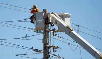 一些公用事業公司仍在謹慎投資可再生能源
