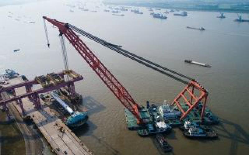 中核機械完成恒力石化4臺渣油加氫反應器吊裝