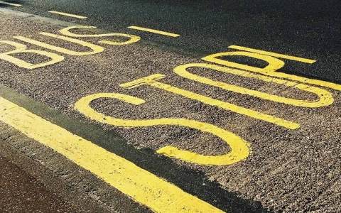 Opovo市安裝四個(gè)太陽能公交候車亭