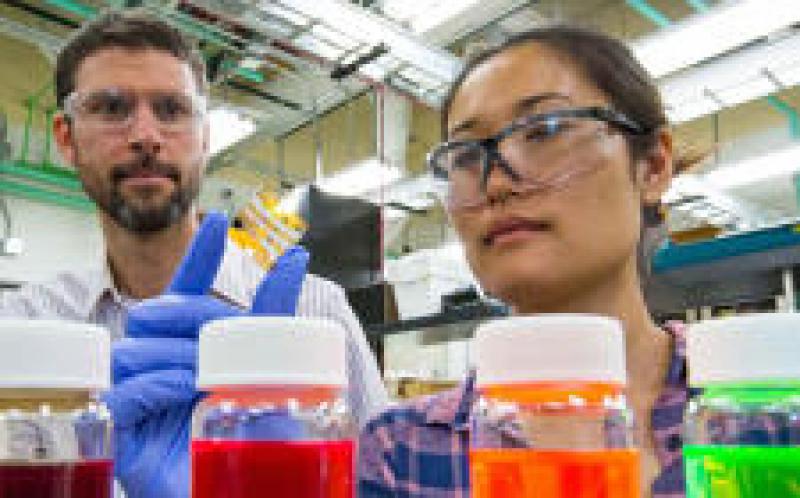 科學家們給太陽能光伏發電做了大量工作