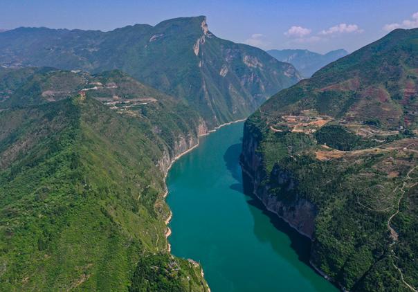 今年1—6月，三峽樞紐通過量達(dá)8307.7萬噸，同比增長(zhǎng)10.4%