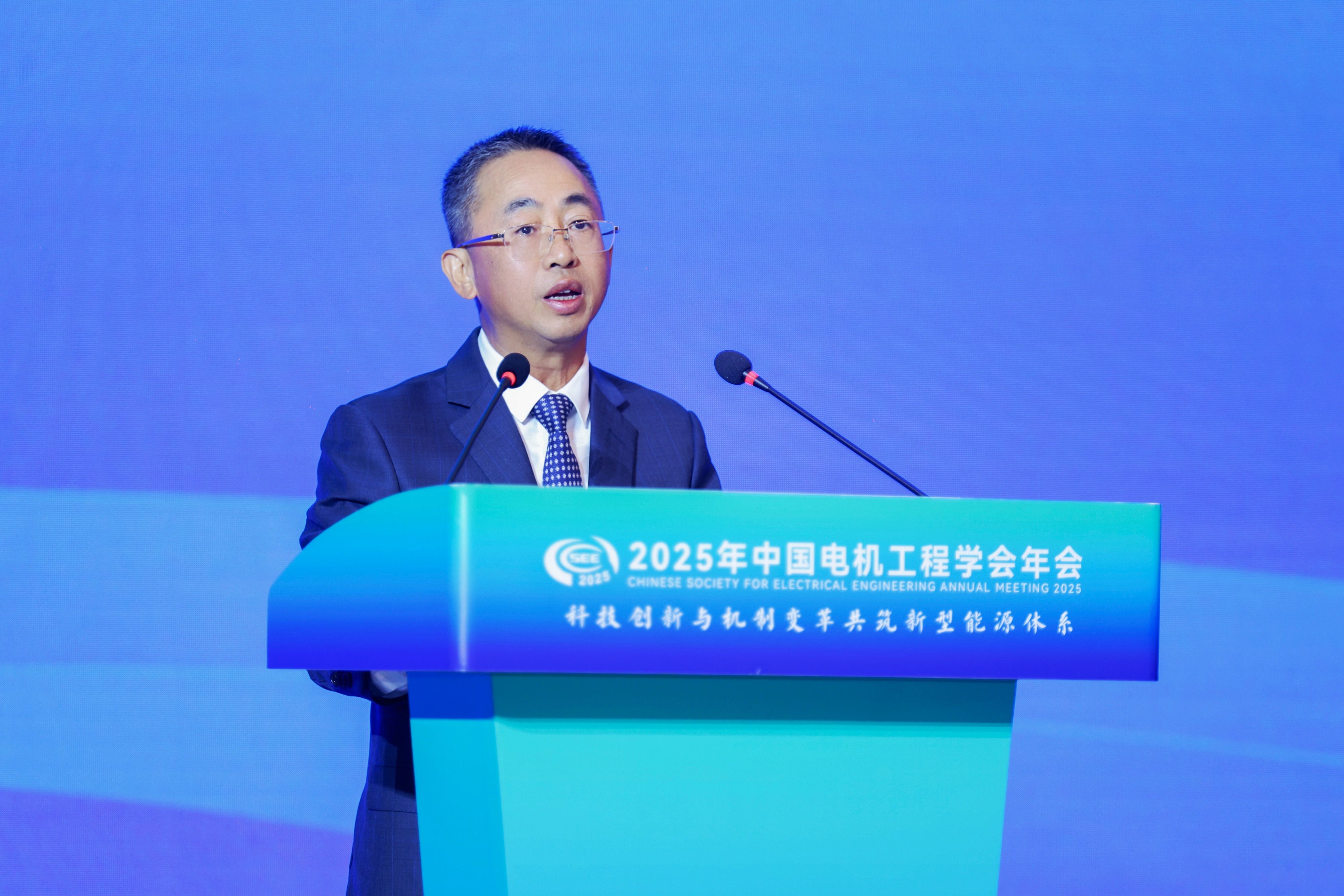 華為侯金龍：全場景構(gòu)網(wǎng)，光風(fēng)儲協(xié)同，推動新能源成為主力電源